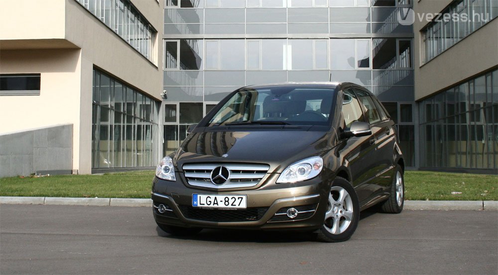 Zsömlével támad a Mercedes a BMW és az Audi ellen
