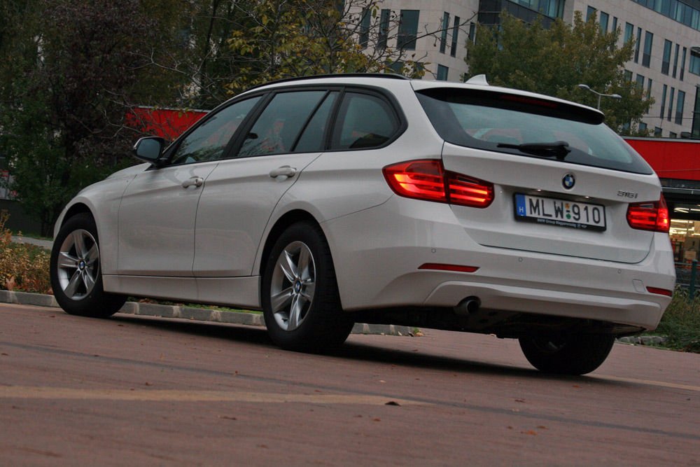 Egy BMW, földközelben