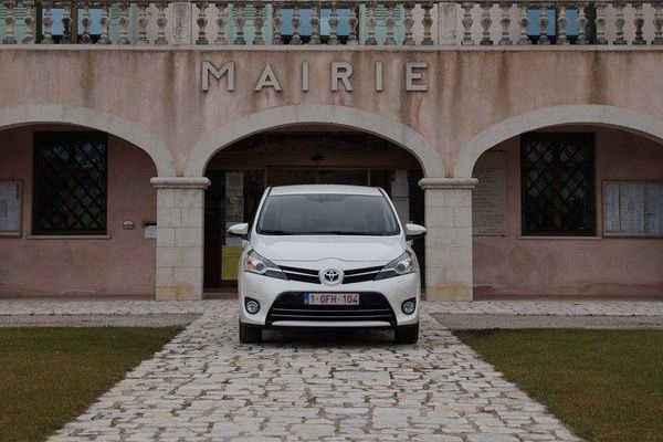 BMW-dízelmotorral vezettük a Toyota Versót