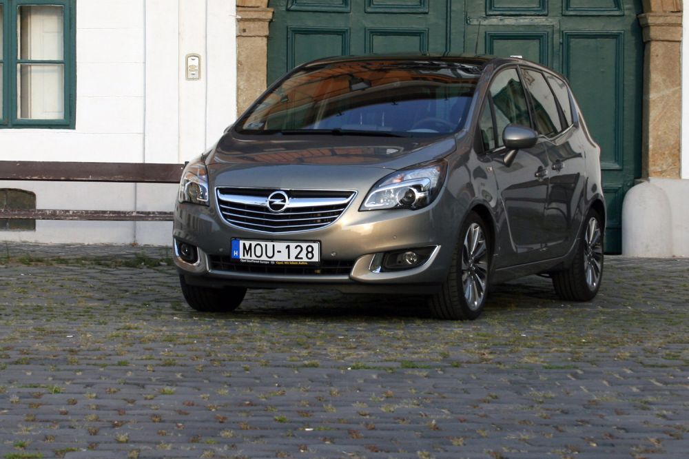 Ez lett az új családi Opel