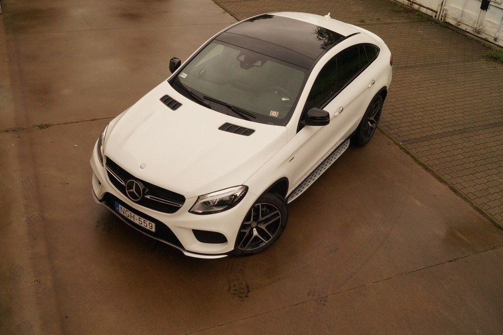 Hölgyeim és uraim, íme, a Mercedes X6-os!