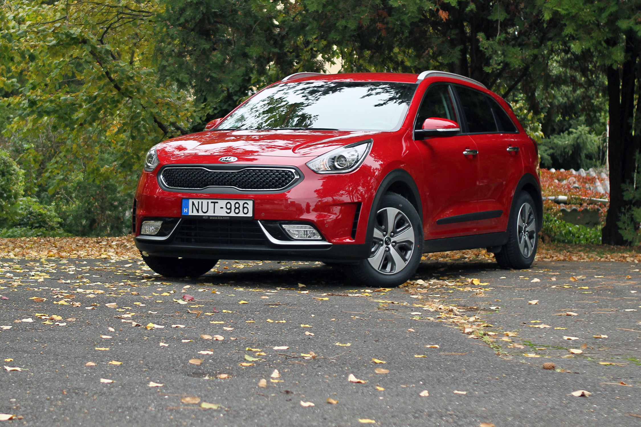 Vadiúj hibrid szabadidő-autó Koreából: Kia Niro