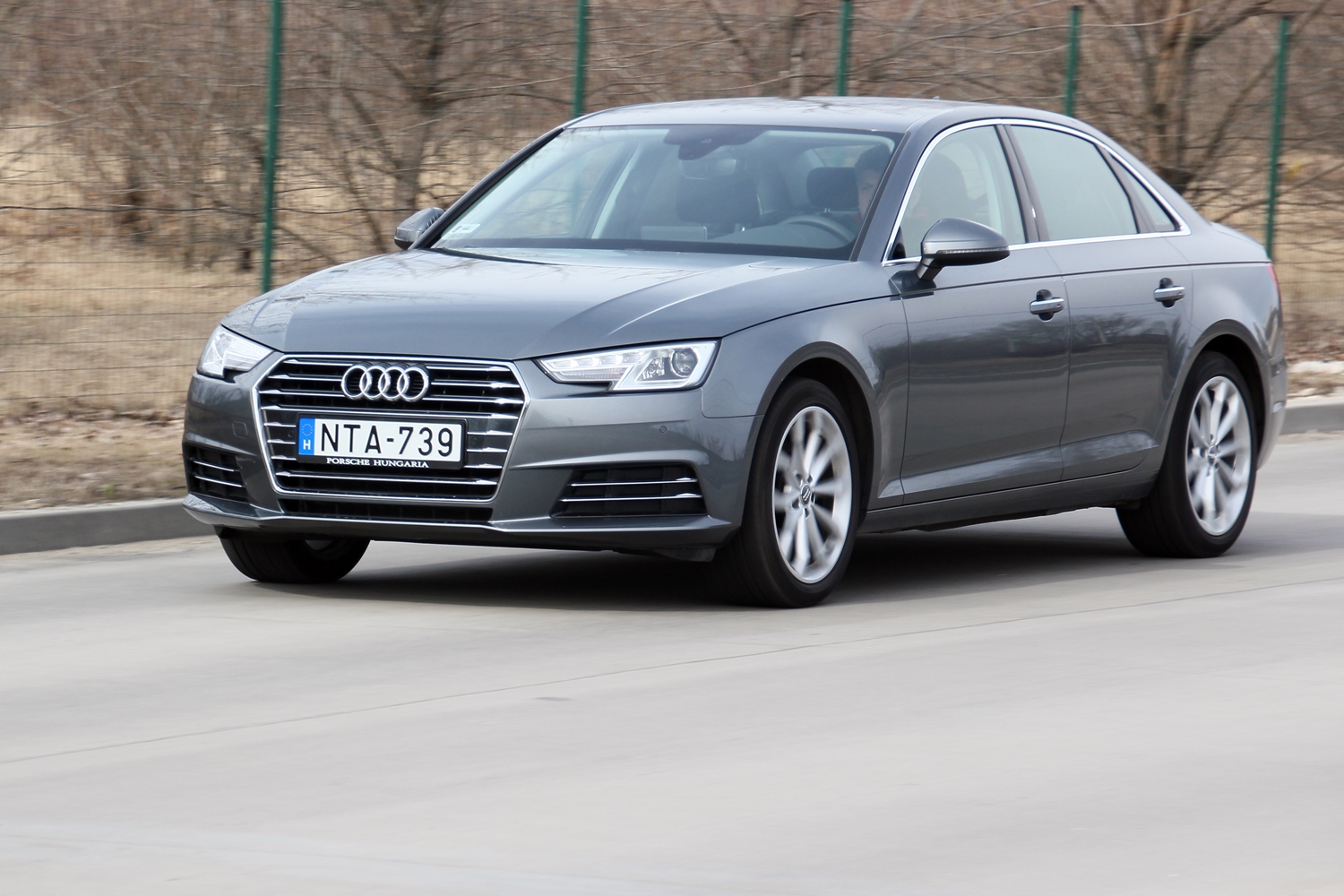 Alapmotorral is Audi az A4?