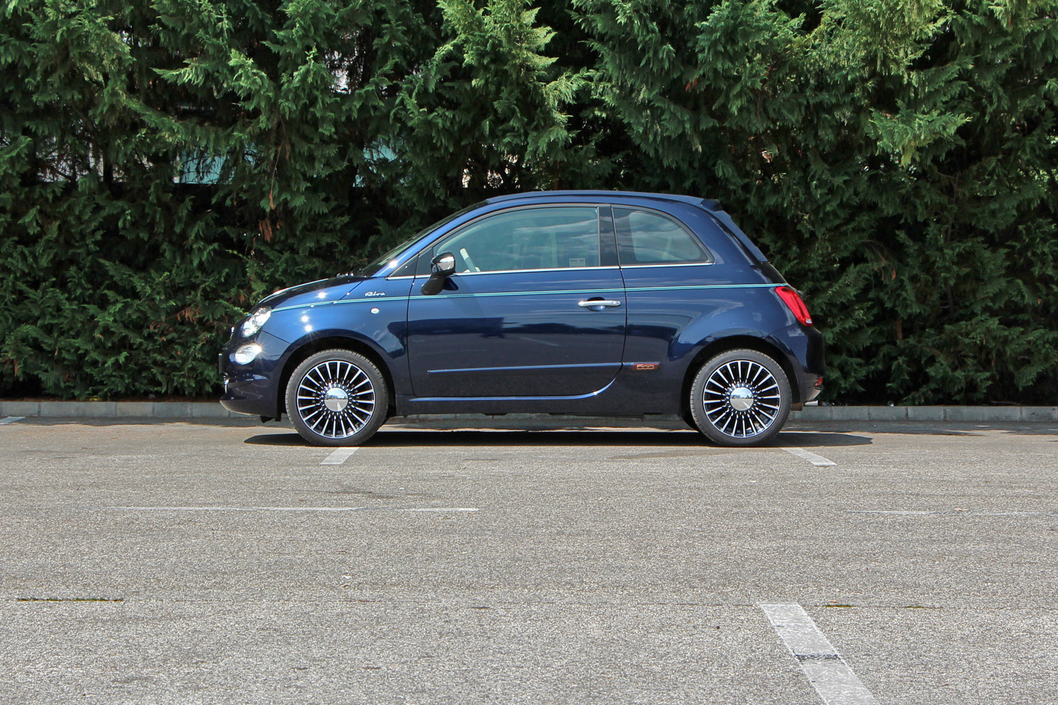 Az olaszok tengerérzése a Fiat 500-asba gyömöszölve