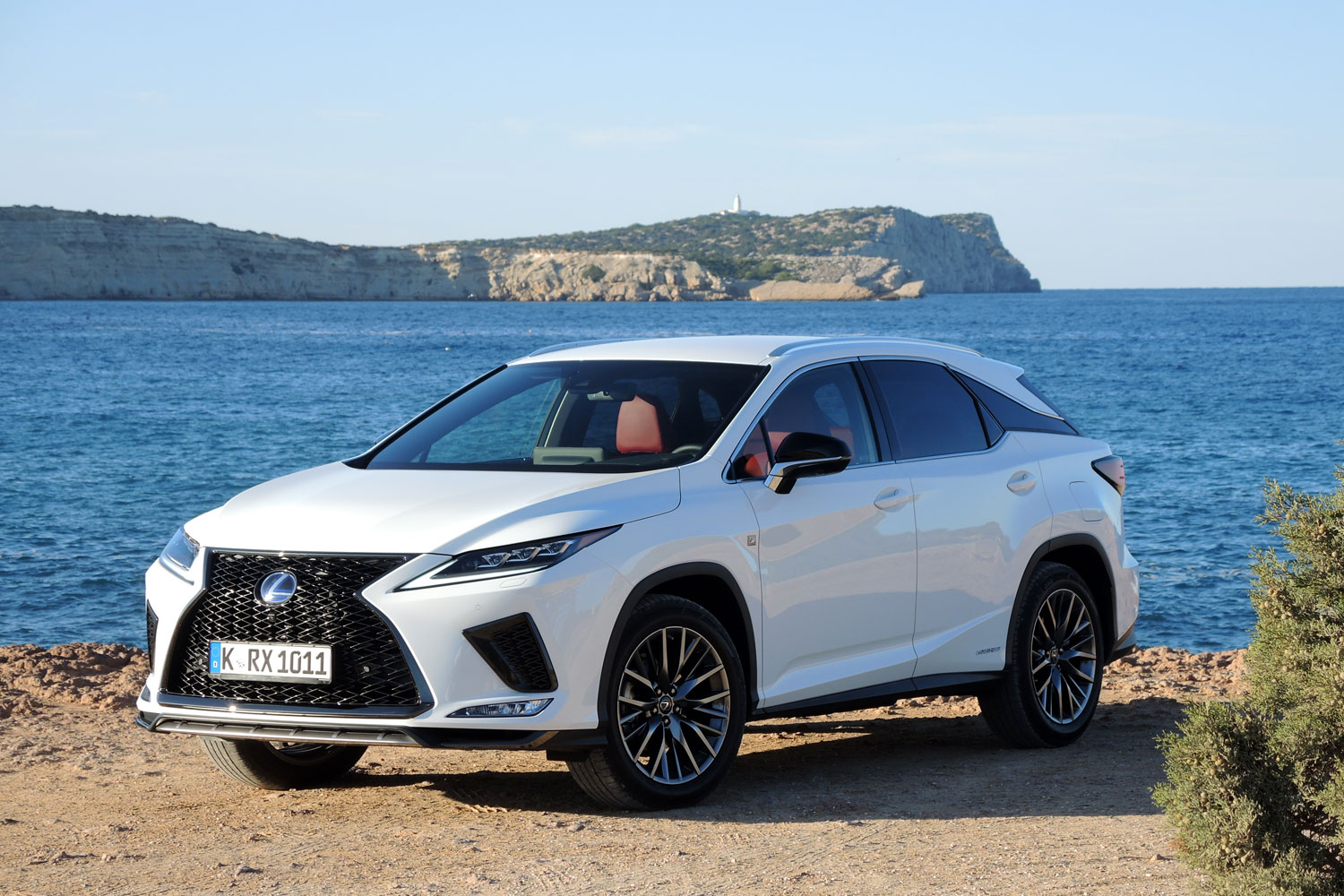 Csodalámpával a németek ellen - új Lexus RX