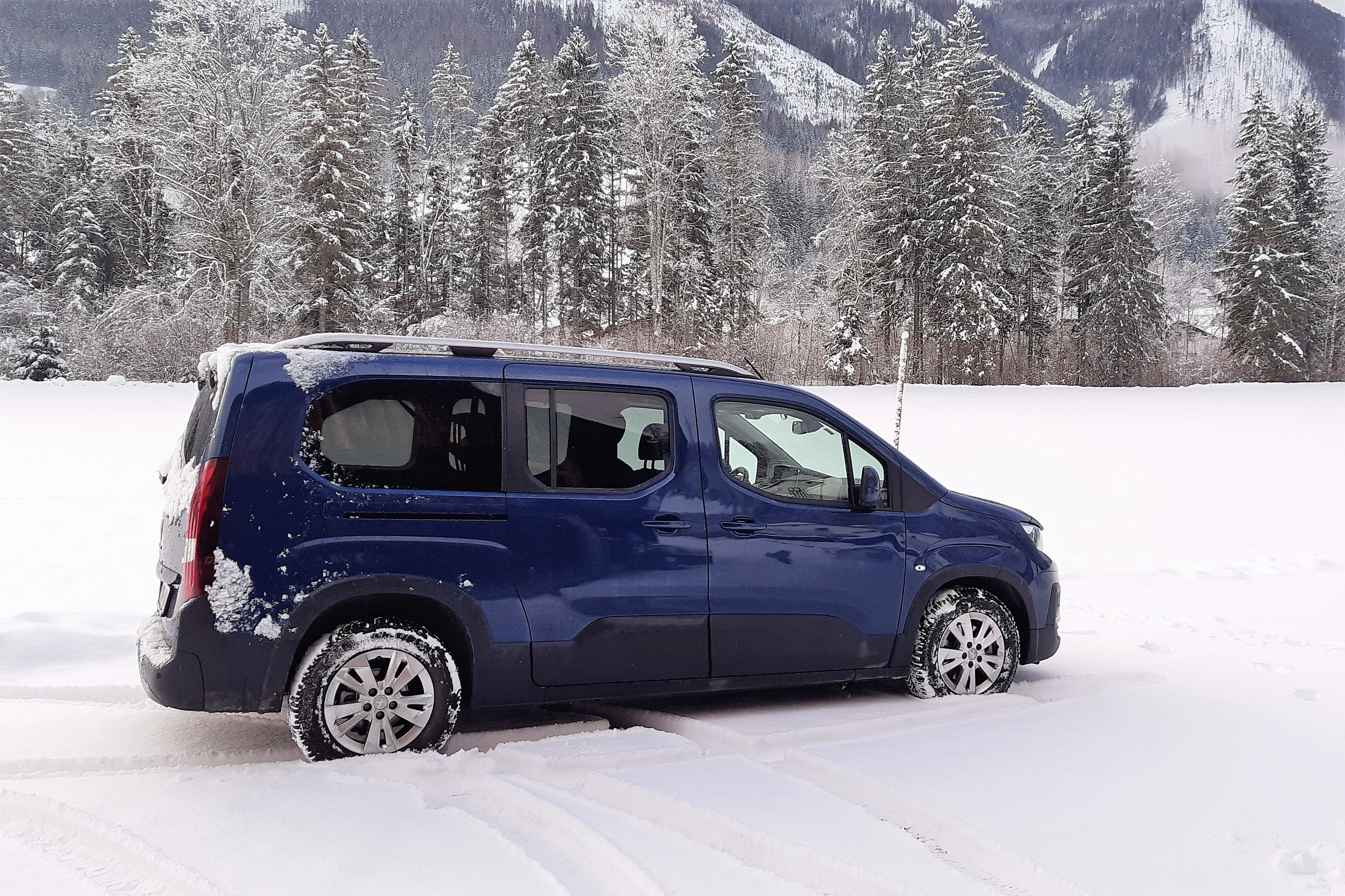 Teleülve is használható egy hétszemélyes autó? - Peugeot Rifter teszt