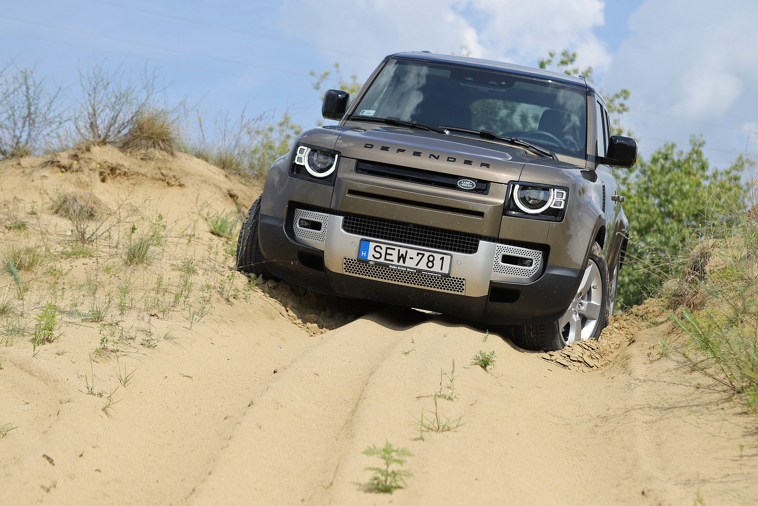 Már nemcsak a mocsárban, hanem a városban is életképes - Land Rover Defender 2020