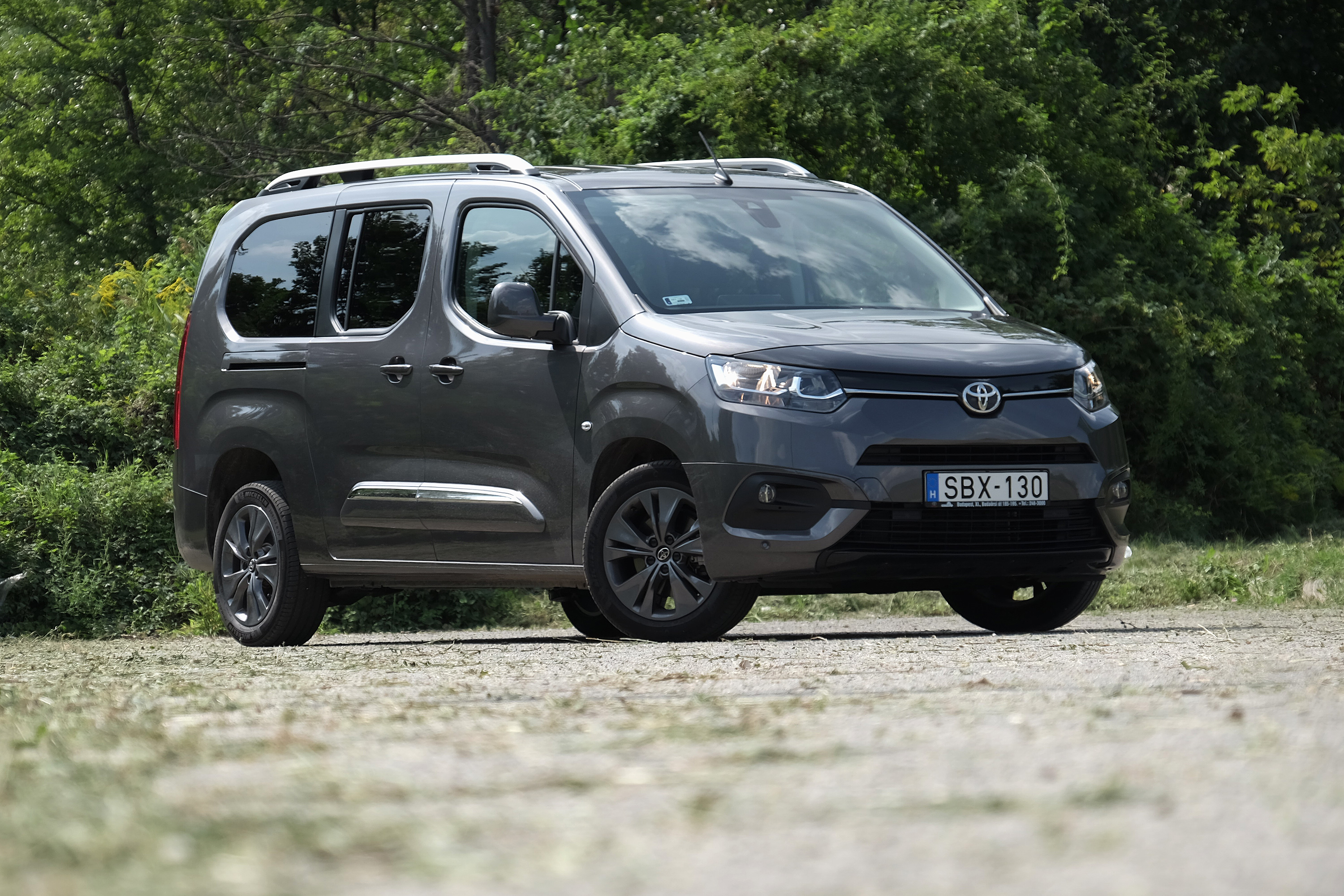 Francia autó Toyota-emblémával - Proace City Verso