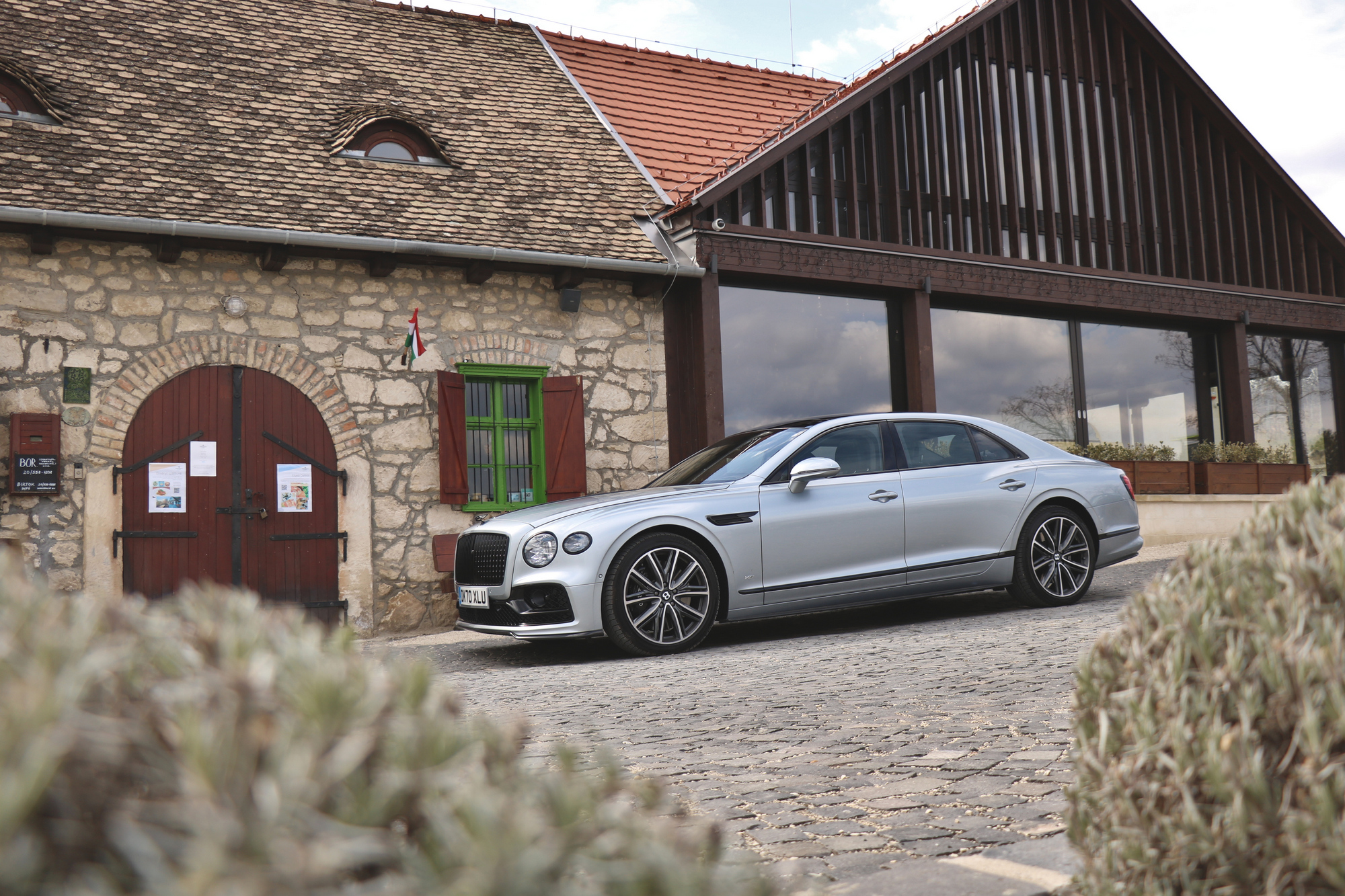 Spúrok kíméljenek! – Vezettük a 112 milliós Bentleyt