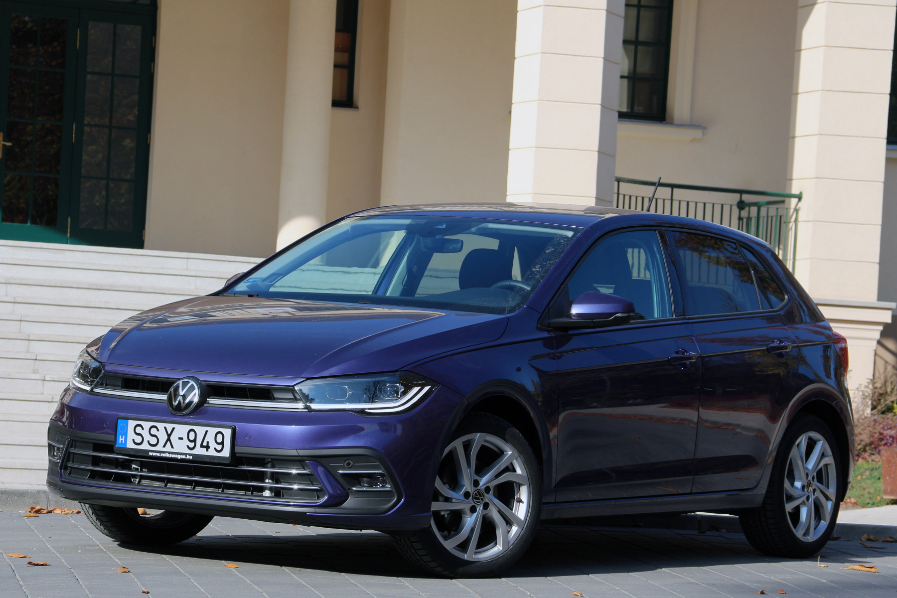 Ünneplőben sem engedi el magát a 8,9 milliós VW Polo