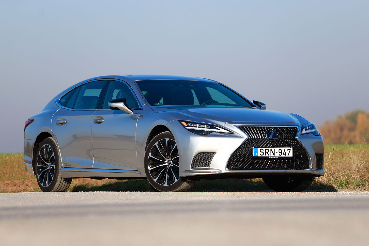 Vajon mennyi luxus fér bele 50 millióba? - Lexus LS 500h AWD