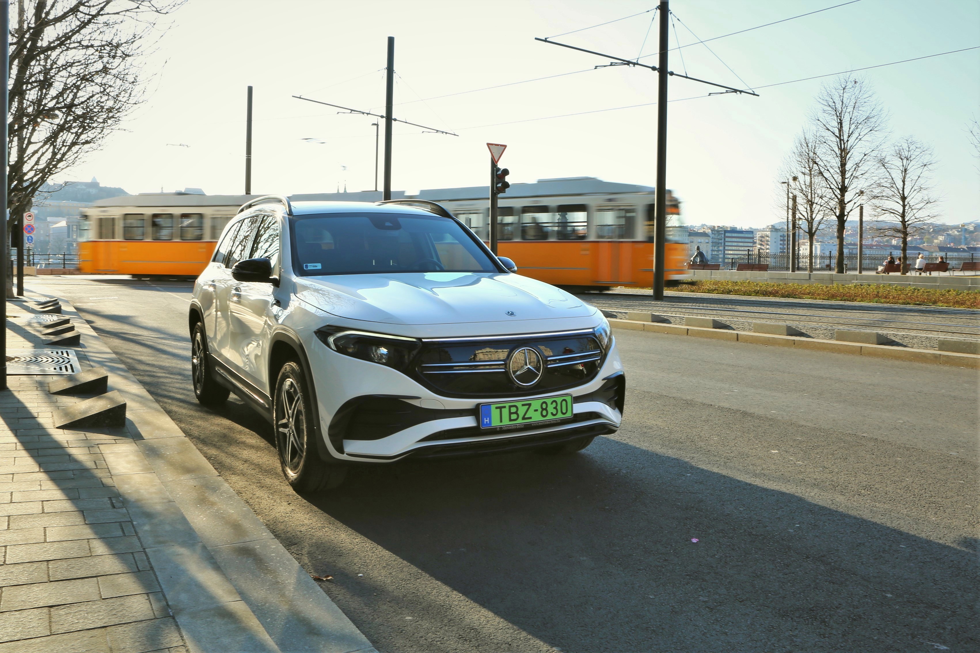 Ha már villanyautó, akkor így – Mercedes-Benz EQB 350