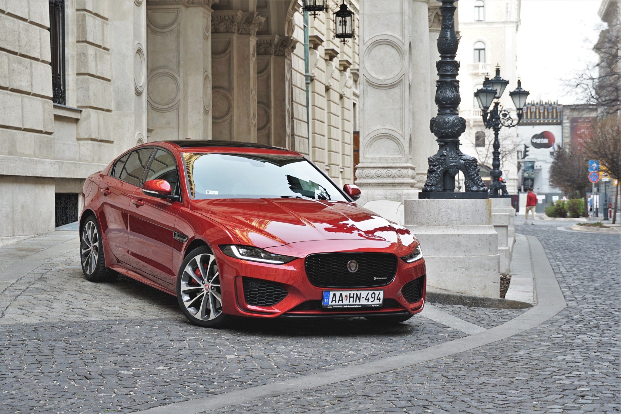 Utolsókat karmolja. Mély nyomokat hagy a Jaguar XE?