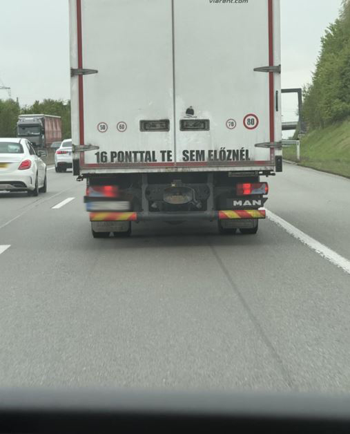 A hónap vicces üzenetét írták egy magyar kamion hátuljára 1
