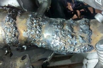 A tákolás hegesztett szobrát fotózták egy magyar autó alatt