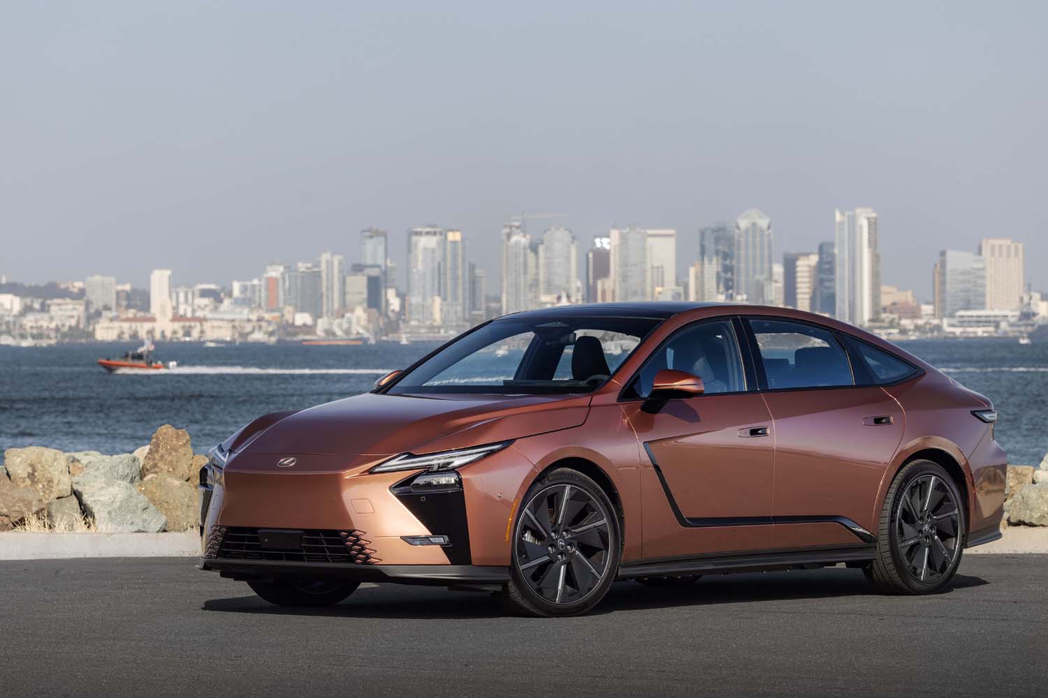 Lexus, amilyen még nem volt: szedán SUV-komforttal