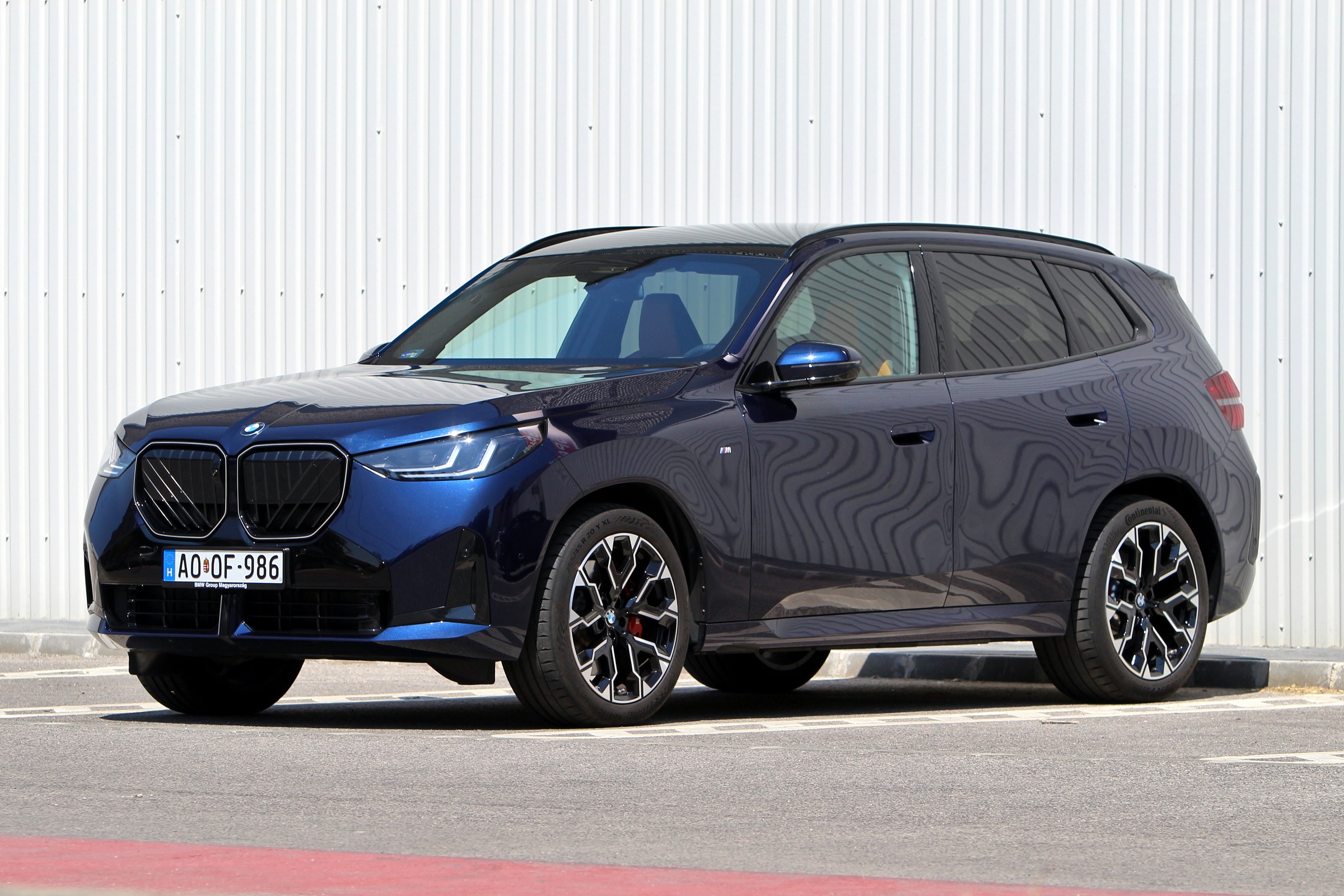 Mit ad egy liter és két henger ennek a BMW-nek?