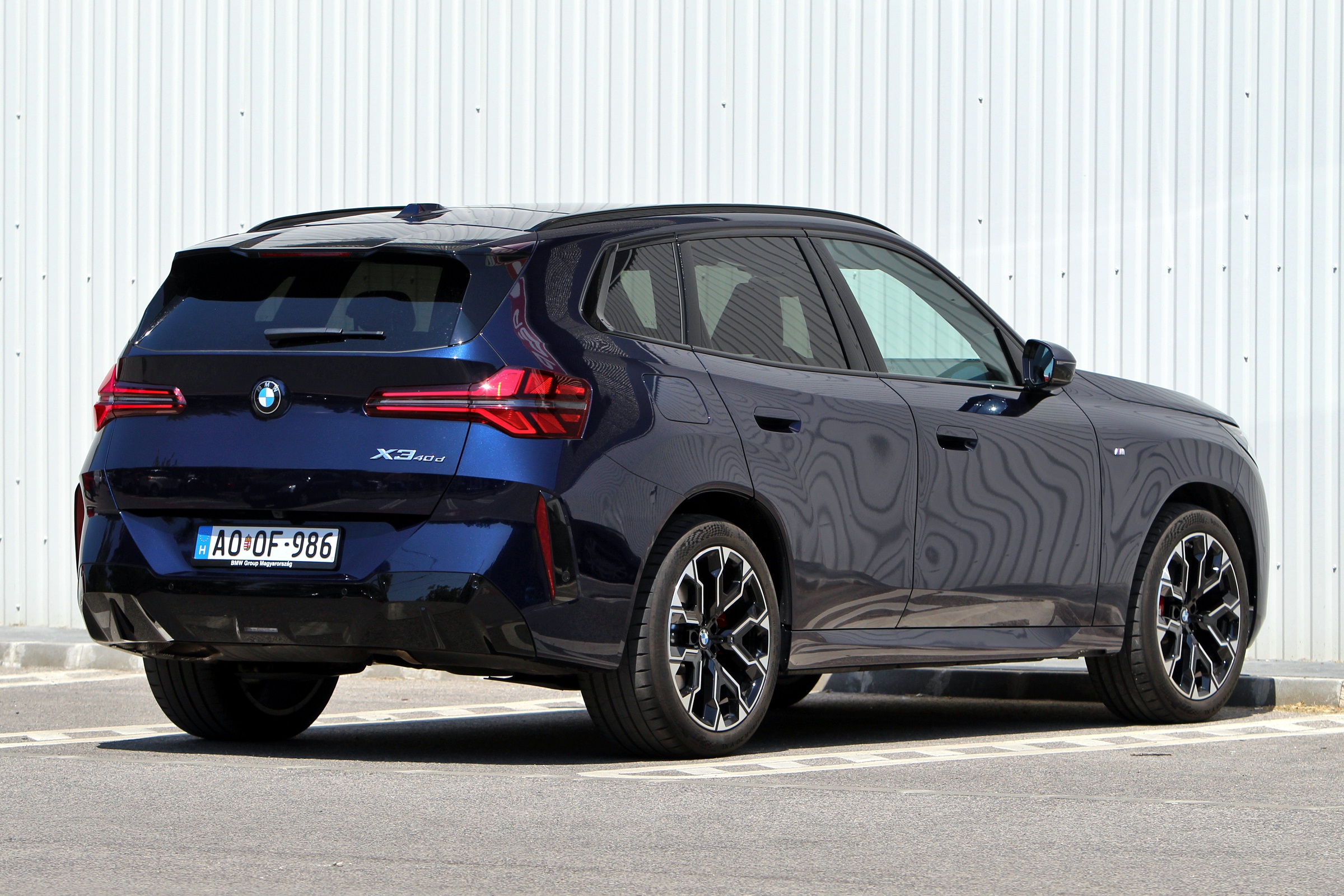 Mit ad egy liter és két henger ennek a BMW-nek?