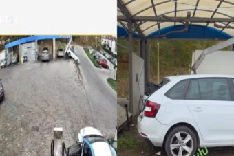 Videón, ahogy az autós tolatva tarolja le az autómosót