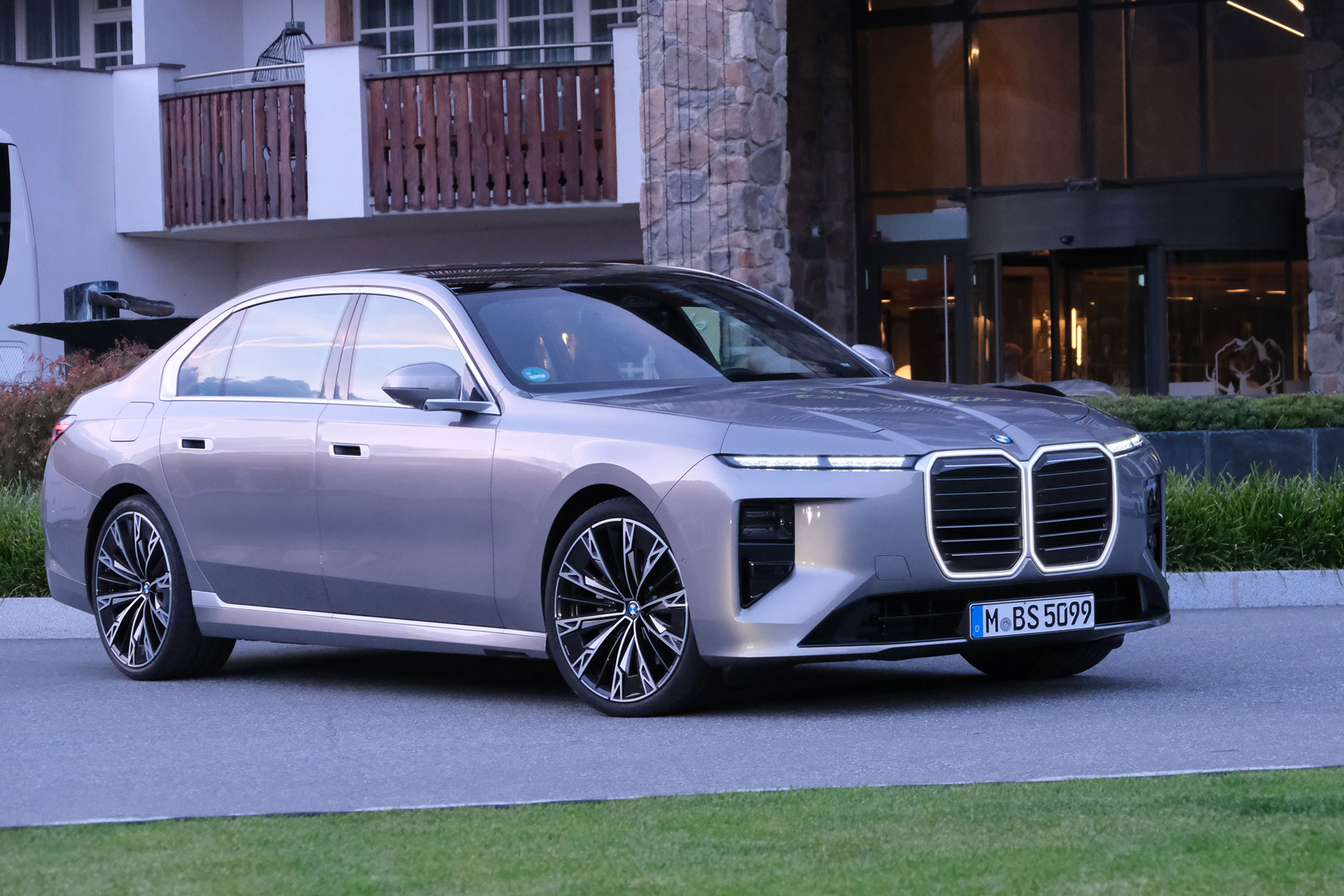 Egy rendes házba költözhetsz a 7-es BMW listaárából