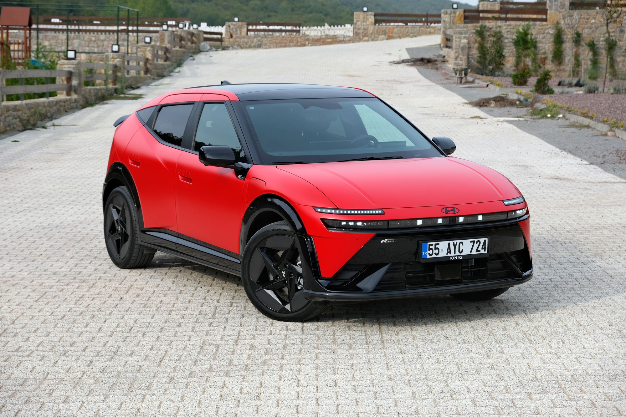 Praktikus és nem unalmas, itt a Hyundai új villanyautója