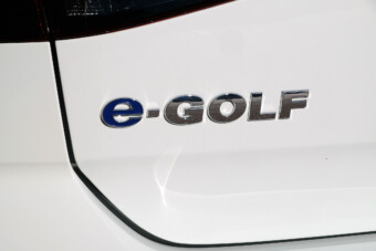 Tényleg baj van, a VW jegeli az elektromos Golfot