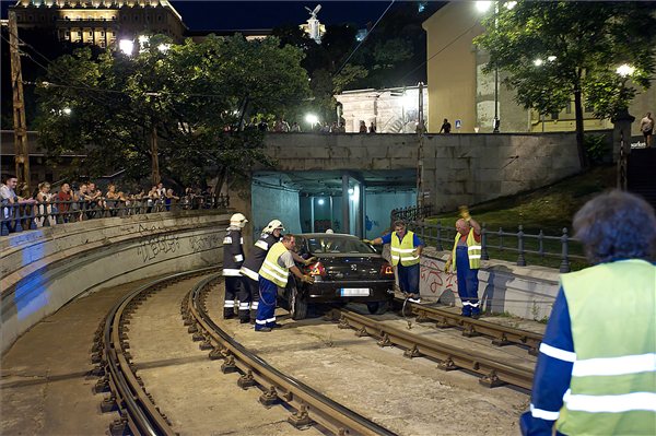 A nap képe: alagútba szorult autó Budapesten 3 A nap képe: alagútba szorult autó Budapesten 3