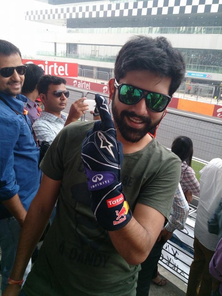 Brutál mázli! – Nézőnél landolt Vettel kesztyűje 1