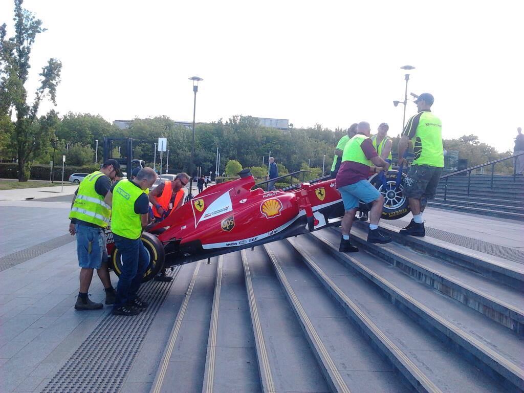 Hány ember visz fel a lépcsőn egy Ferrarit? 1