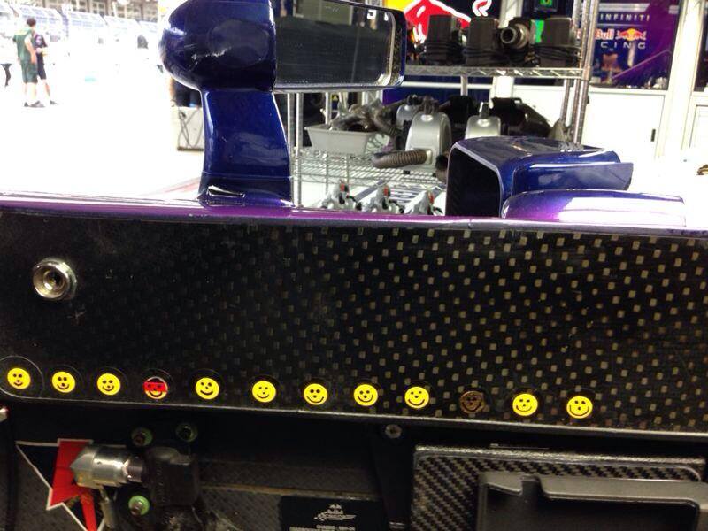 Vettel mosolygó fejekkel díszítette autóját 1