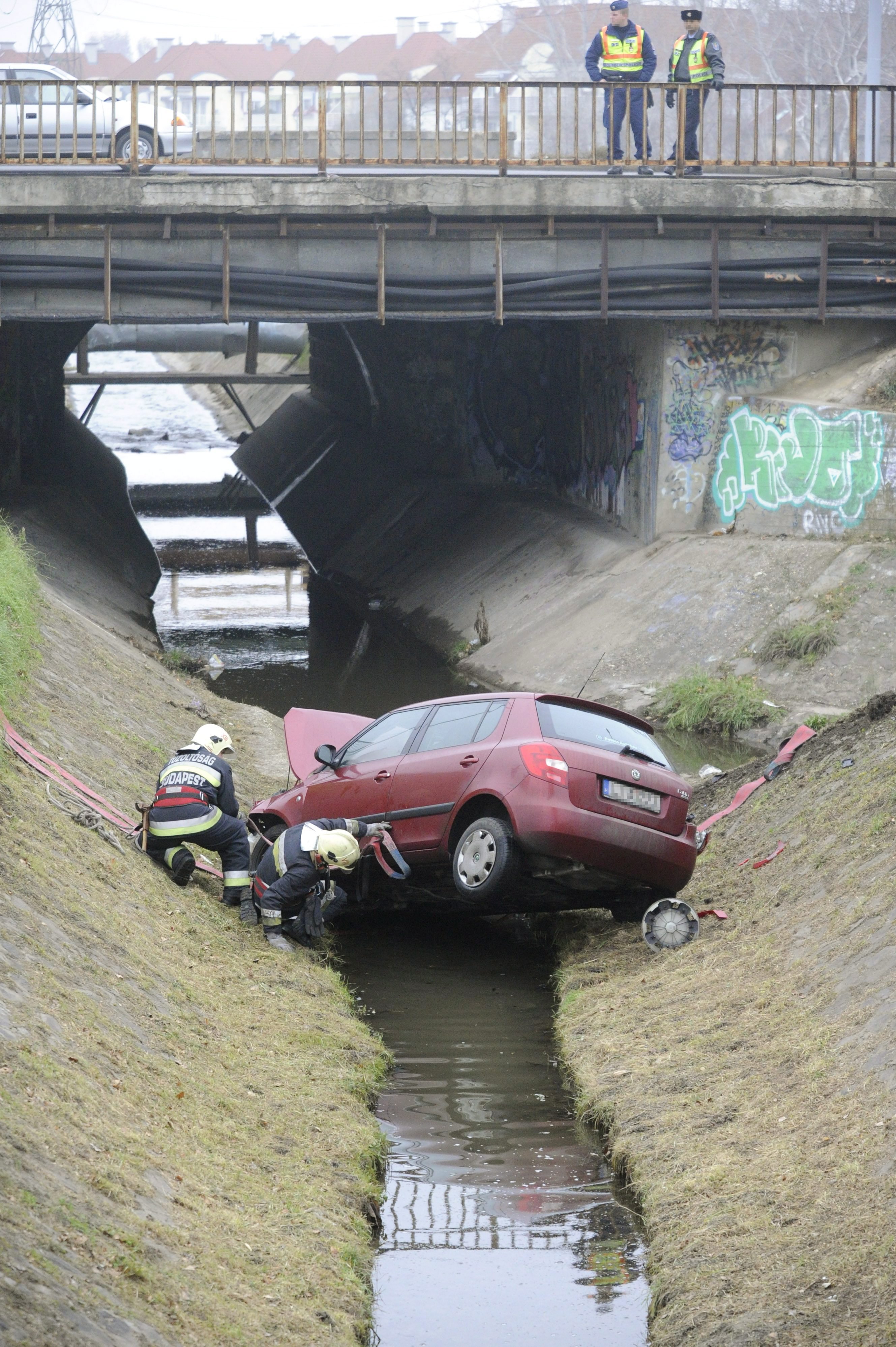 A nap képe: patakba hajtott egy autó 3