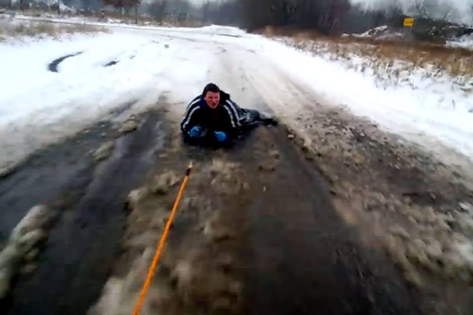 Meztelen nő integetett az autópályán – videó 18+ 1 Meztelen nő integetett az autópályán – videó 18+ 1