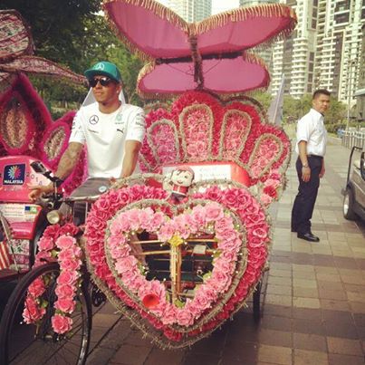 F1: Cuki riksákat hajtottak a Mercedes-pilóták 1 F1: Cuki riksákat hajtottak a Mercedes-pilóták 1