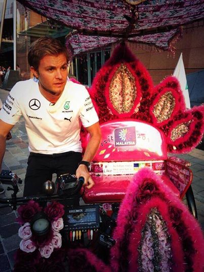 F1: Cuki riksákat hajtottak a Mercedes-pilóták 2 F1: Cuki riksákat hajtottak a Mercedes-pilóták 2