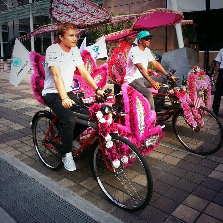 F1: Cuki riksákat hajtottak a Mercedes-pilóták 3 F1: Cuki riksákat hajtottak a Mercedes-pilóták 3