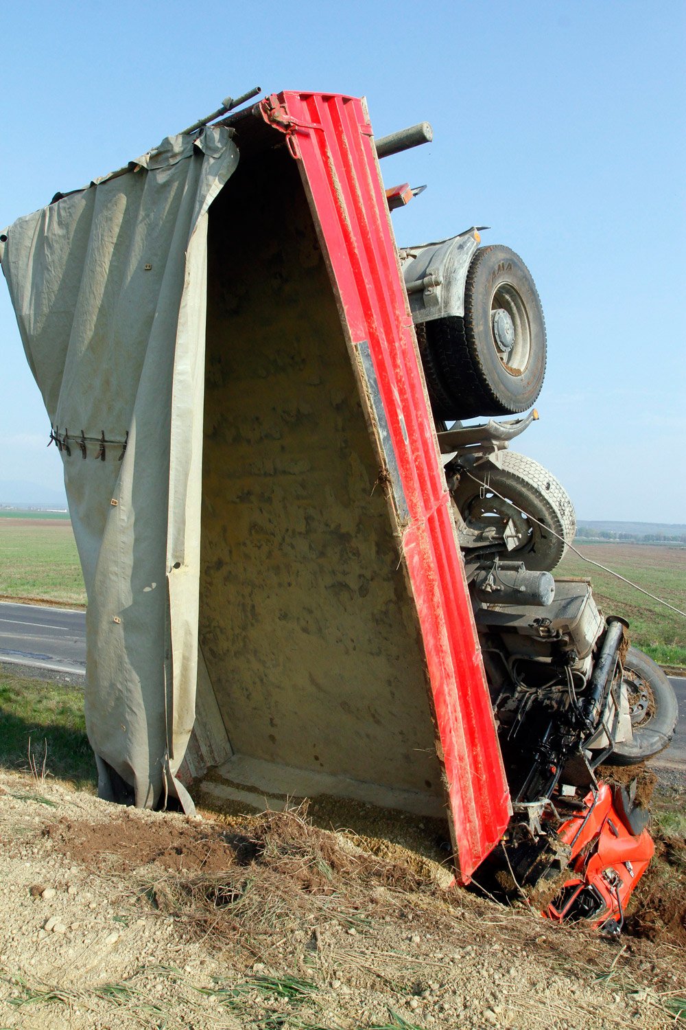 A nap képe: fejjel lefelé állt bele az árokba 1