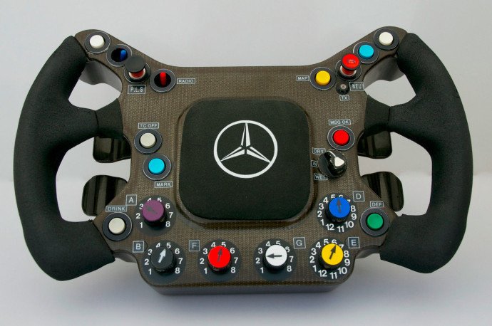 F1: Eladó Kimi Räikkönen kormánya 2