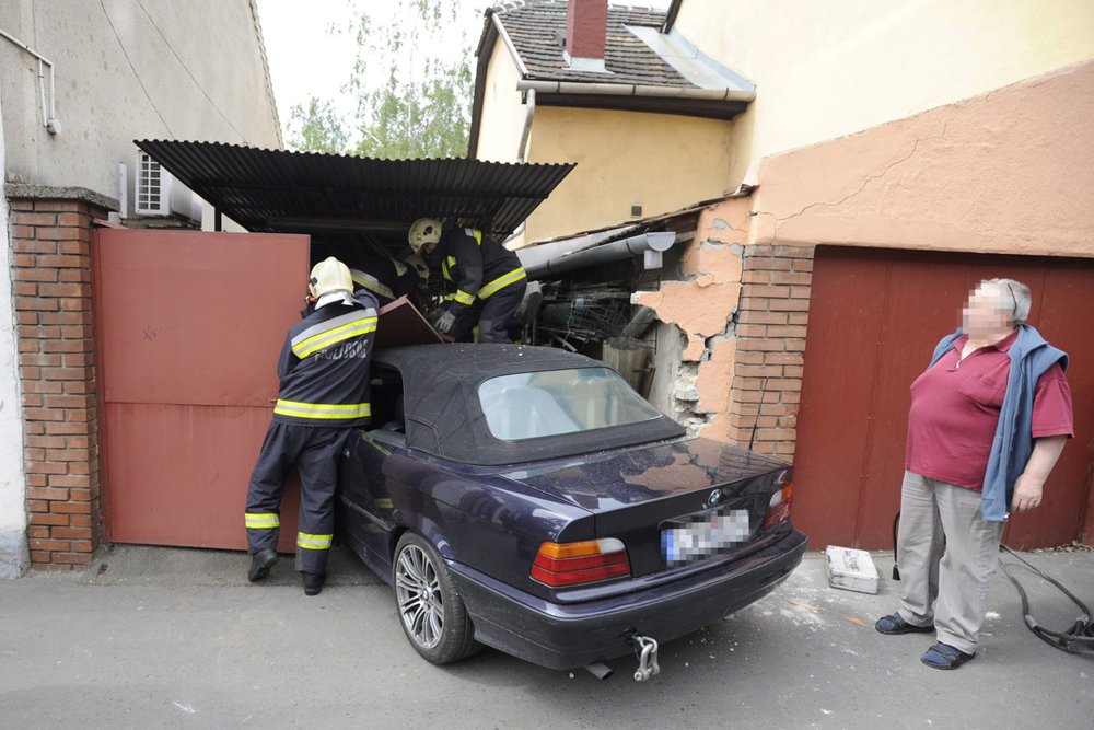 Nap képe: BMW csapódott a garázsba 1 Nap képe: BMW csapódott a garázsba 1