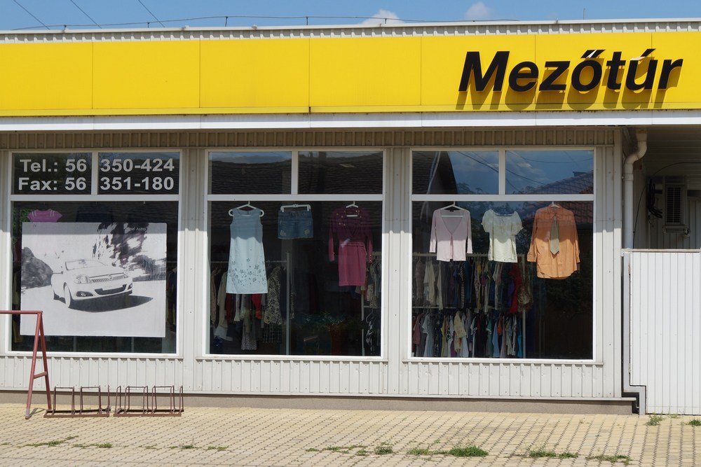 Bálabontás az Opel-szalonban 1 Bálabontás az Opel-szalonban 1