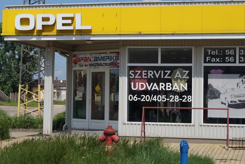 Bálabontás az Opel-szalonban 2 Bálabontás az Opel-szalonban 2