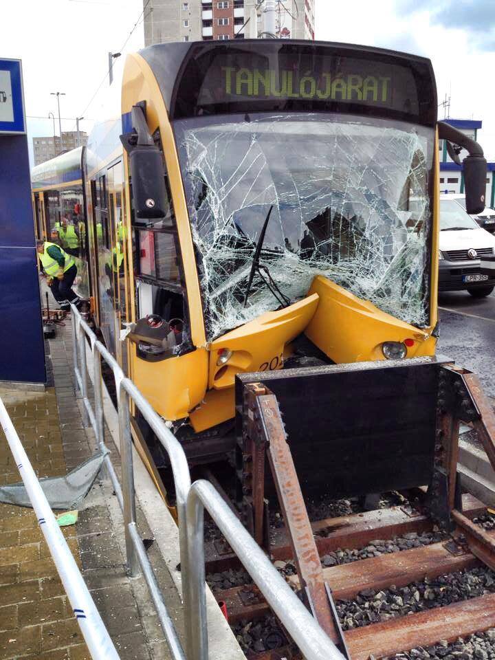 Csúnyán összetört egy Combino villamos 2
