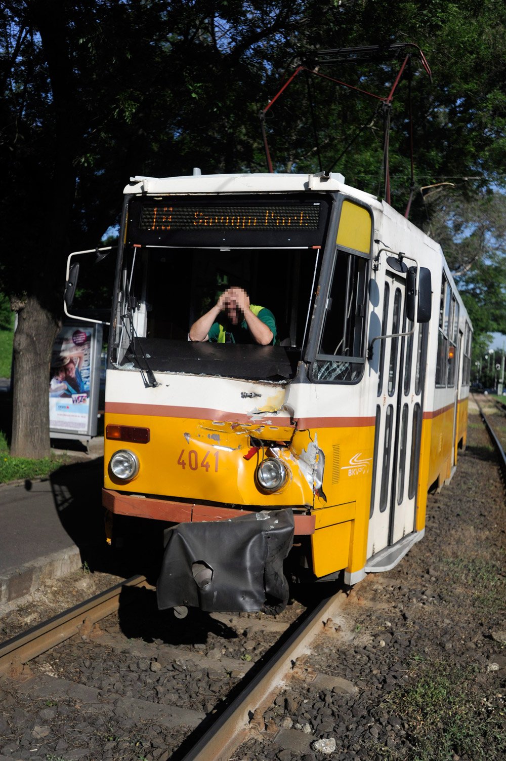 A nap képe: villamos ütközött az úttisztítóval 4