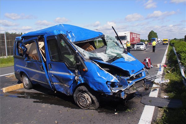 A nap képe – felborult kisbusz az M5-ös autópályán 1 A nap képe – felborult kisbusz az M5-ös autópályán 1