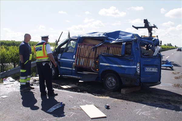 A nap képe – felborult kisbusz az M5-ös autópályán 2 A nap képe – felborult kisbusz az M5-ös autópályán 2