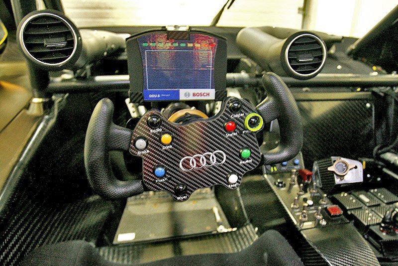 Melyik gomb mire való egy DTM versenyautó kormányán? 1 Melyik gomb mire való egy DTM versenyautó kormányán? 1