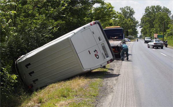 A nap képe – felborult pénzszállító az árokban 1 A nap képe – felborult pénzszállító az árokban 1