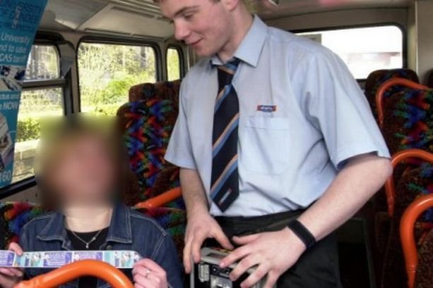 Szolgálatban szexelt utasával a buszsofőr 1 Szolgálatban szexelt utasával a buszsofőr 1