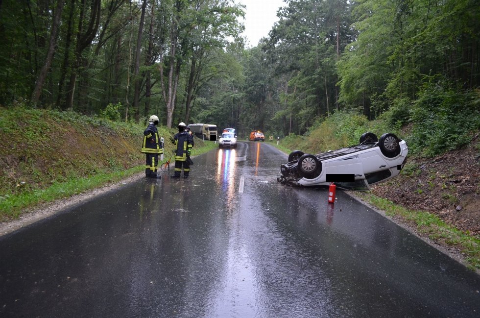 A nap képe – tetőn állt meg az Opel 1