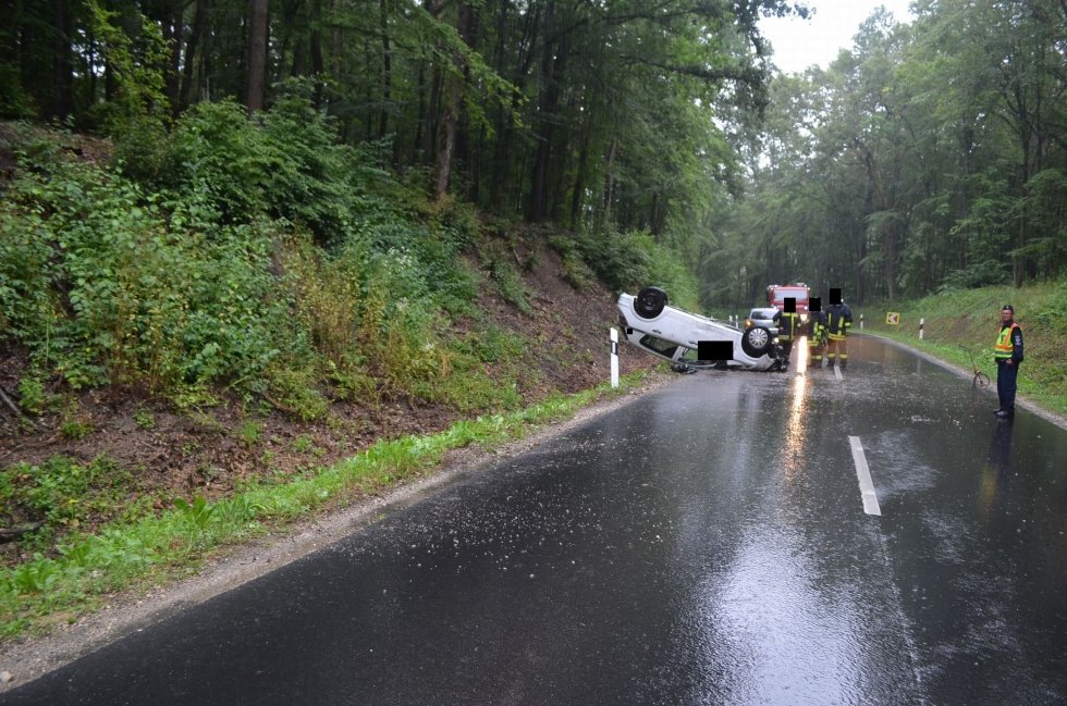 A nap képe – tetőn állt meg az Opel 2