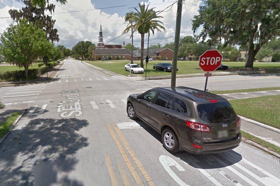 Meztelen nő jógázott az úttest közepén 1